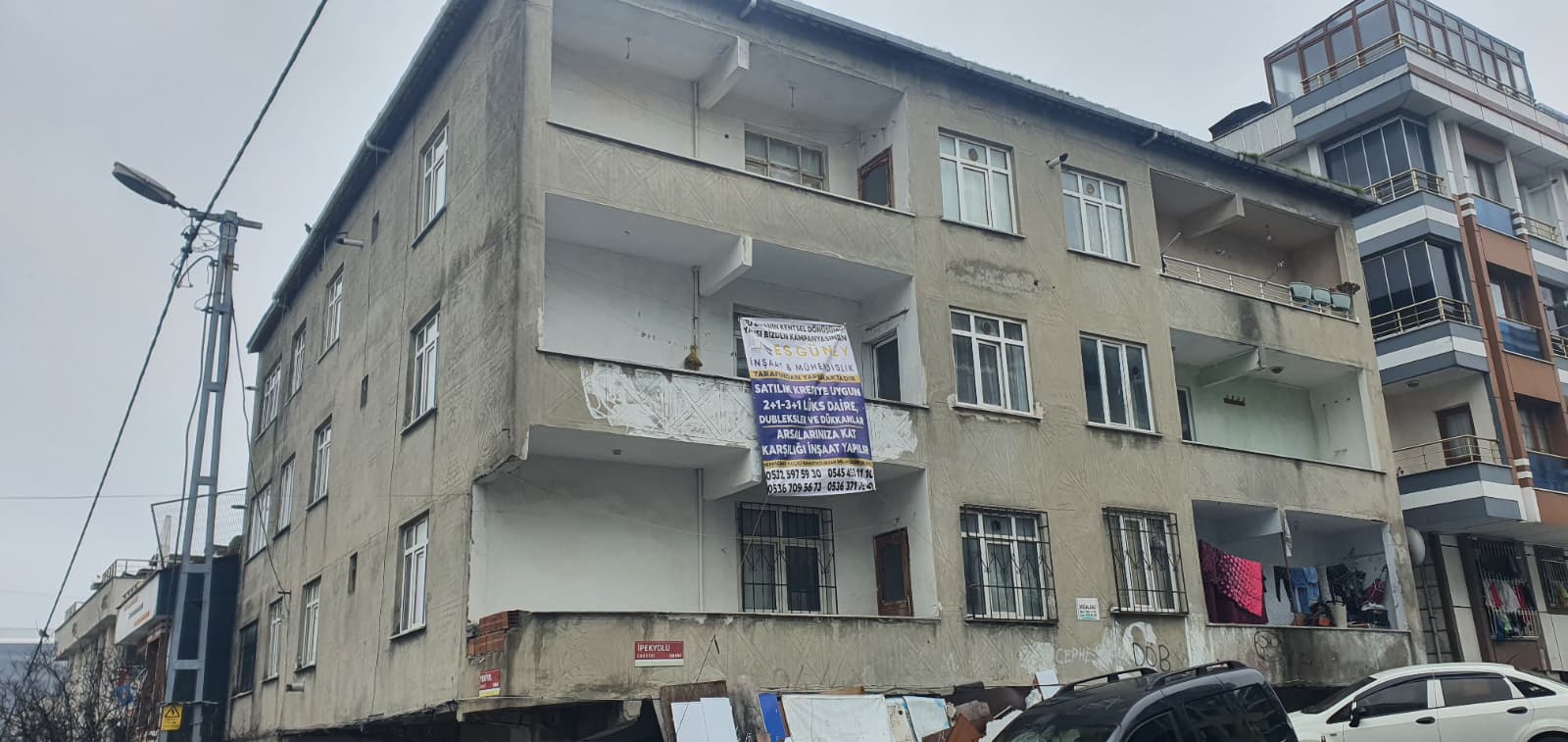 Kentsel dönüşüm için incelenen mevcut bina ve sokak görünümü